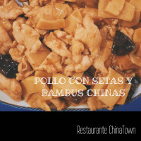 Pollo con bambú y setas chinas